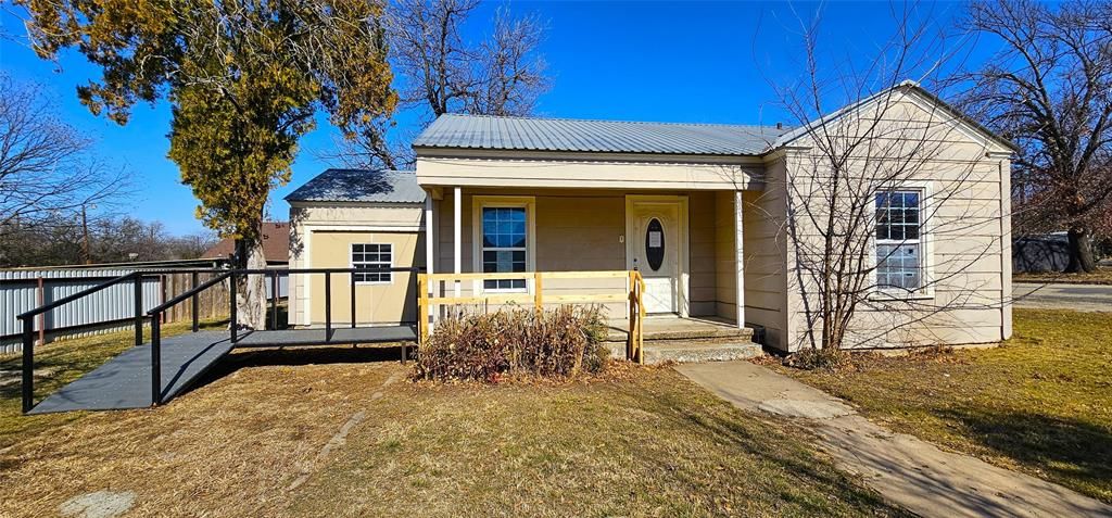 Photo of 317 E 10th Street, Coleman, TX 76834 (MLS # 21174300)