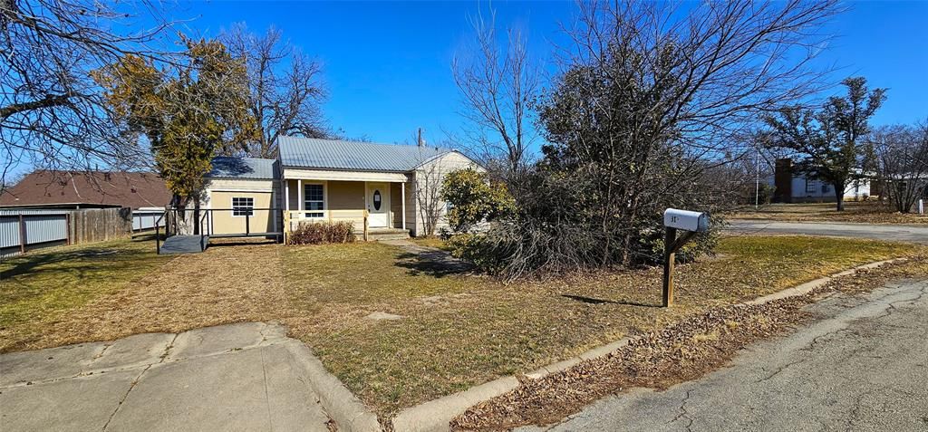 Photo of 317 E 10th Street, Coleman, TX 76834 (MLS # 21174300)