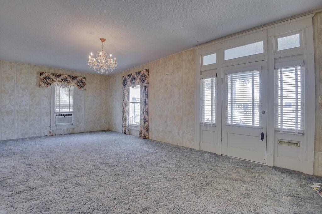 TOWN - Commercial Sale