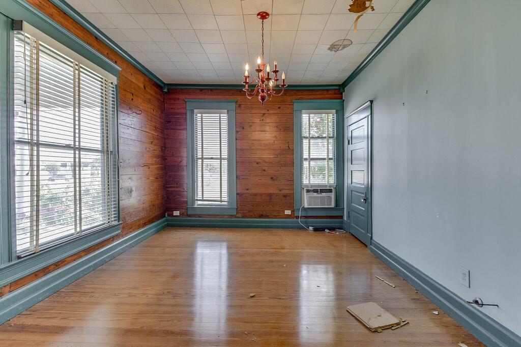 TOWN - Commercial Sale