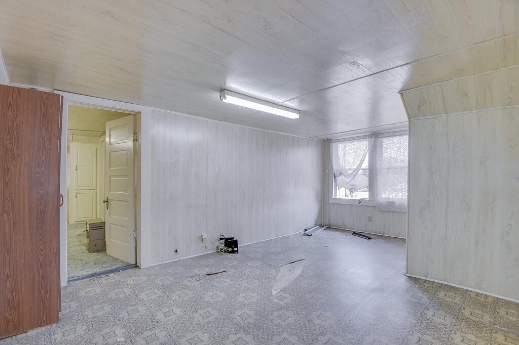 TOWN - Commercial Sale