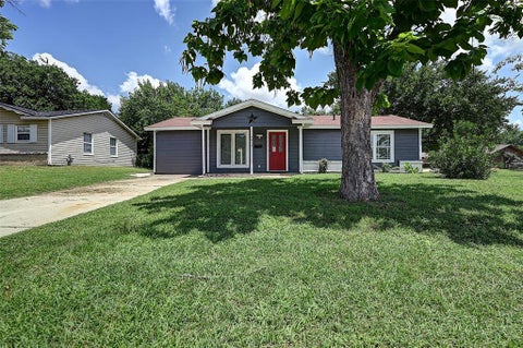 Photo of 4913 Tahoe Drive, Fort Worth, TX 76119 (MLS # 21296244)