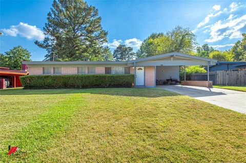 Photo of 742 Woodmont Place, Shreveport, LA 71108 (MLS # 21092108)