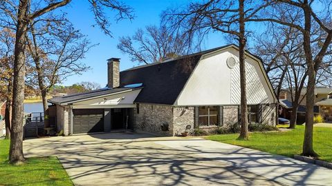 Photo of 1225 Kiowa Drive W, Gainesville, TX 76240 (MLS # 21173953)