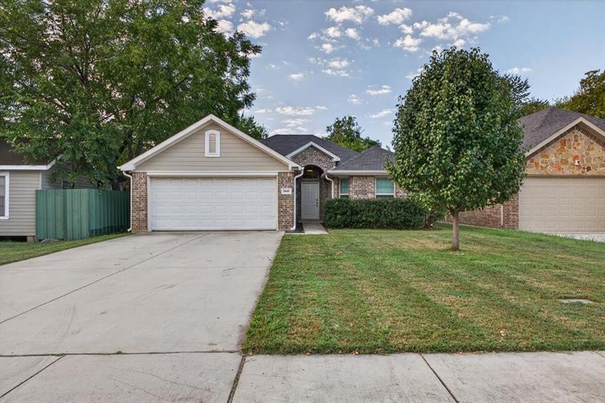 This charming 3-bedroom, 2-bathroom home offers 1,570 square feet of comfortable living in a highly convenient Fort Worth location. With quick access to I-30 and the Chisholm Trail Tollway, you’ll be just minutes from the best the city has to offer. Enjoy nearby shopping and dining at The Shops at Clearfork, Whole Foods, Trader Joe’s, Central Market, and REI, or spend weekends at Ridglea Country Club, the Fort Worth Zoo, and the renowned Cultural District featuring the Modern and Kimbell Art Museums. TCU is only 4.4 miles away, with trendy destinations like Near Southside and South Main just a short drive away.
Inside, the open floor plan is ideal for both everyday living and entertaining. The eat-in kitchen flows seamlessly into the living area, creating a bright and welcoming space. The spacious primary suite features an en suite bath and a large walk-in closet, while the oversized secondary bedroom boasts expansive windows that fill the room with natural light.
Perfectly located near shopping, dining, entertainment, and cultural attractions, this home blends comfort with convenience in the heart of all Fort Worth has to offer.