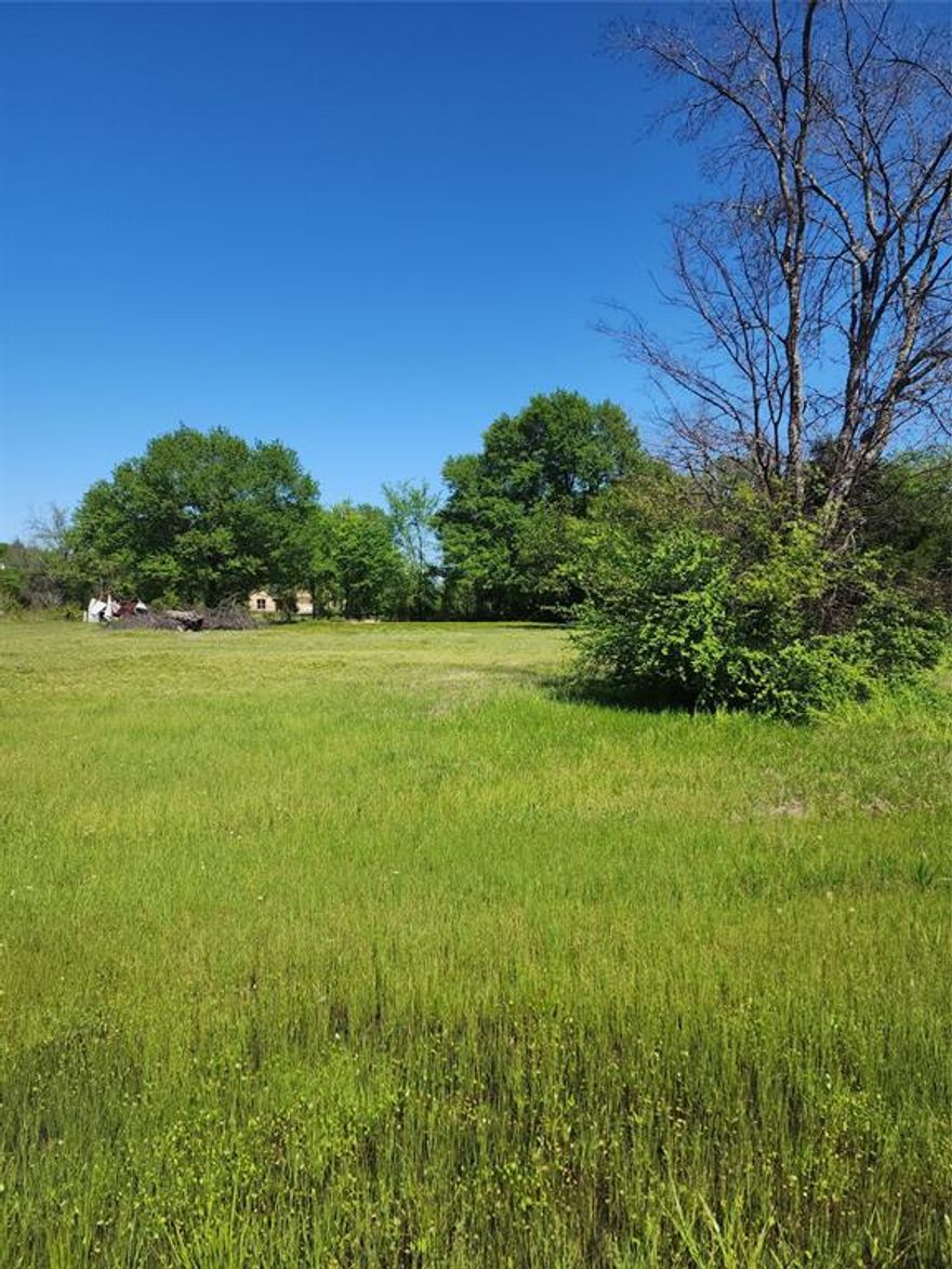 Nice level lot ready to build your dream home on. Lot in highly desirable Leisure Land Addition.