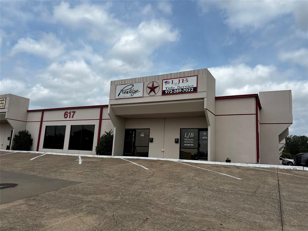 Photo of 617 W Kearney Street, Mesquite, TX 75149 (MLS # 21223349)