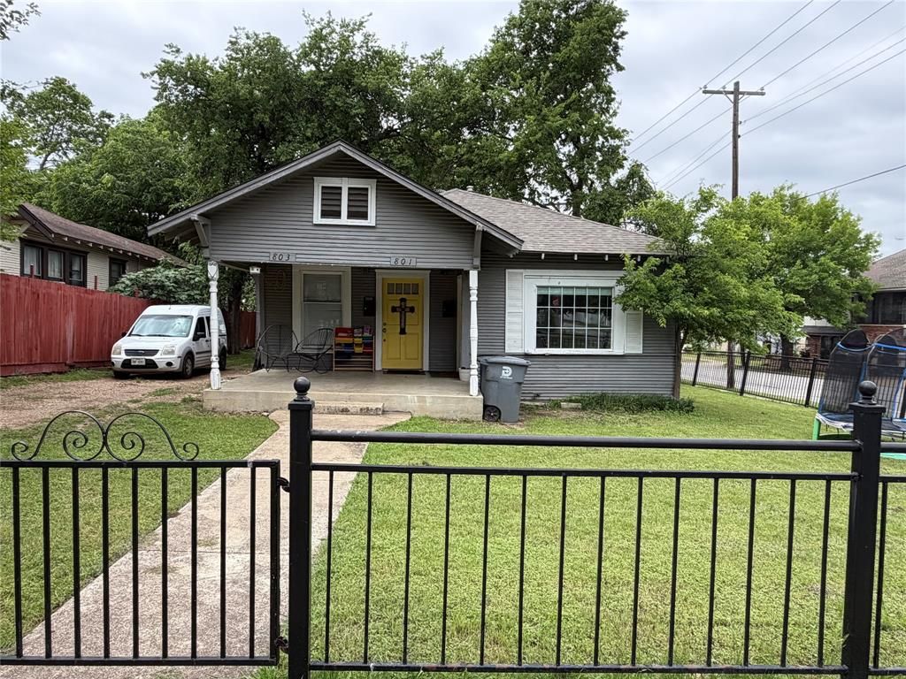 Photo of 801 Wayne Street, Dallas, TX 75223 (MLS # 21268579)