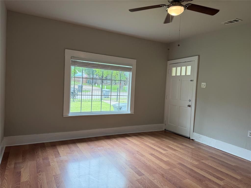 Photo of 801 Wayne Street, Dallas, TX 75223 (MLS # 21268579)
