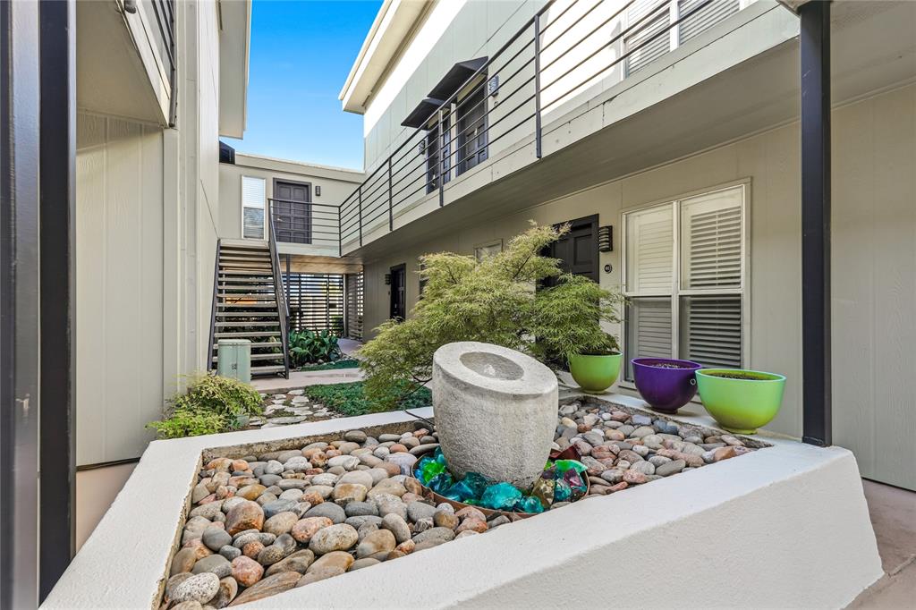 Two Holland Place Condo - Residential