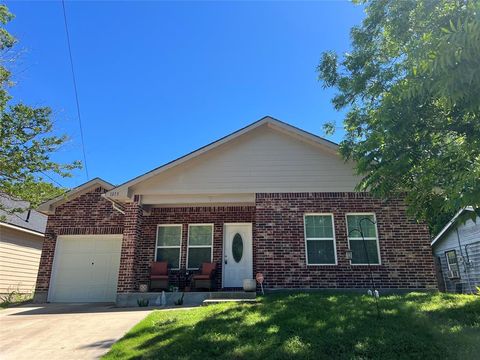 Photo of 1213 Hemphill Street, Greenville, TX 75401 (MLS # 21169853)