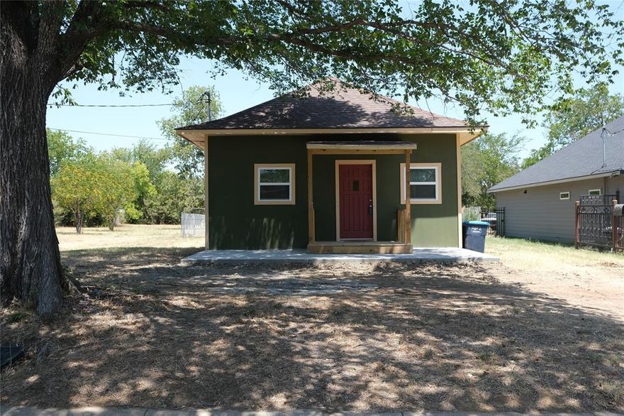 Great Starter Home! Potential for it to be a great invest property or for first time home buyers looking to make this space their very own with a little TLC! This 880 sq ft home is in the Stop 6 neighborhood and is conveniently located 13min away from downtown Fort Worth and 16 min away from the AT&T Stadium, Six Flags and more! Call your agent to schedule your showing today! Home is being sold as is.