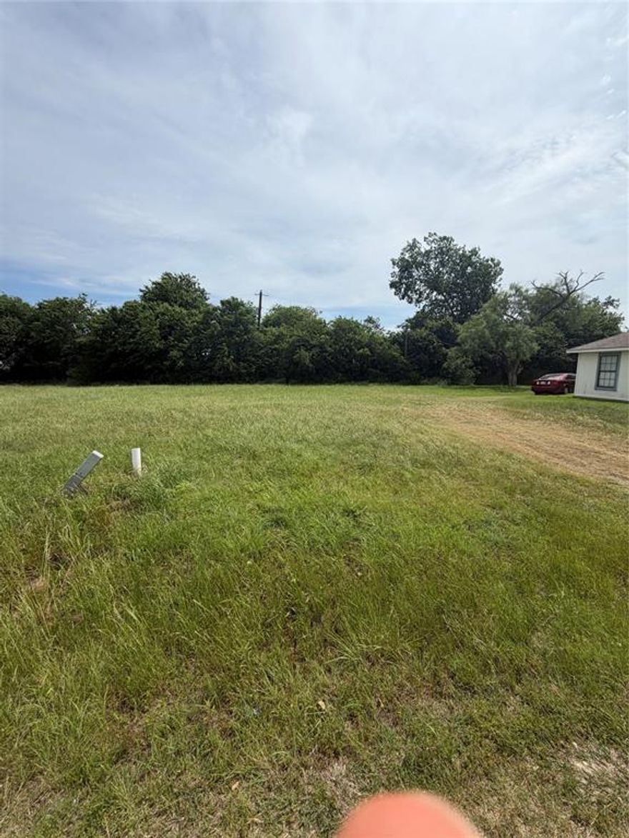 Come check out this quaint lot near Granbury, TX.  Enjoy quick access to the lake for boating, fishing, and weekend fun, while still being just a short jaunt from the historic downtown square in Granbury. Whether you’re looking to build your dream home, a weekend getaway, or an investment property, this lot offers the perfect blend of small-town charm and lake life living. Don’t miss your chance to own a slice of one of Hood County’s most desirable communities.