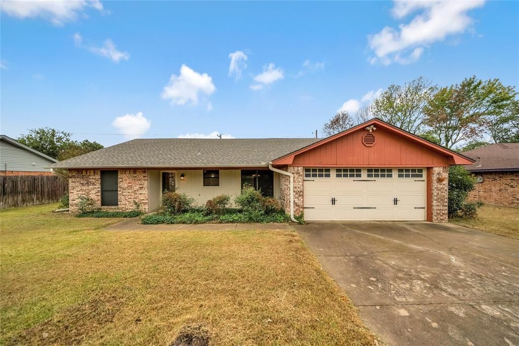 Photo for 1219 Dirkson Street, Weatherford, TX 76087 (MLS # 21099266)