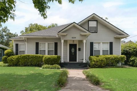 Photo of 1609 Walworth St, Greenville, TX 75401 (MLS # 21172981)