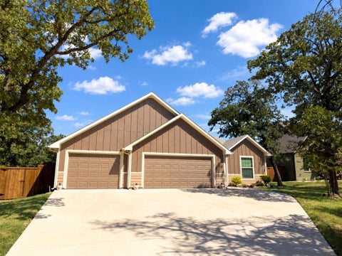 Photo of 214 Colt Drive, Lake Kiowa, TX 76240 (MLS # 21395102)