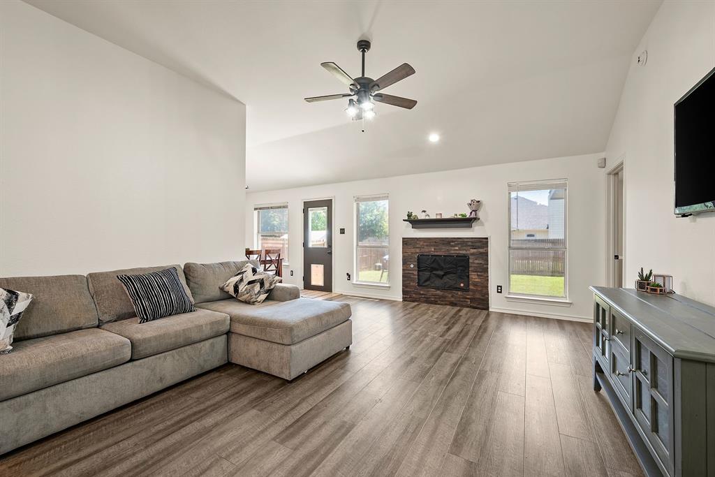 813 Bridle Trail