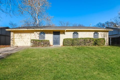 Photo of 129 Sheffield Drive, Cedar Hill, TX 75104 (MLS # 21245377)