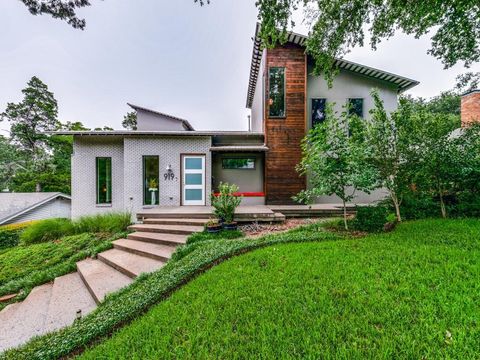 Photo of 919 Knott Place, Dallas, TX 75208 (MLS # 21153592)