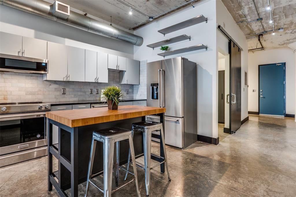 Photo of 1122 Jackson Street #917, Dallas, TX 75202 (MLS # 21356914)
