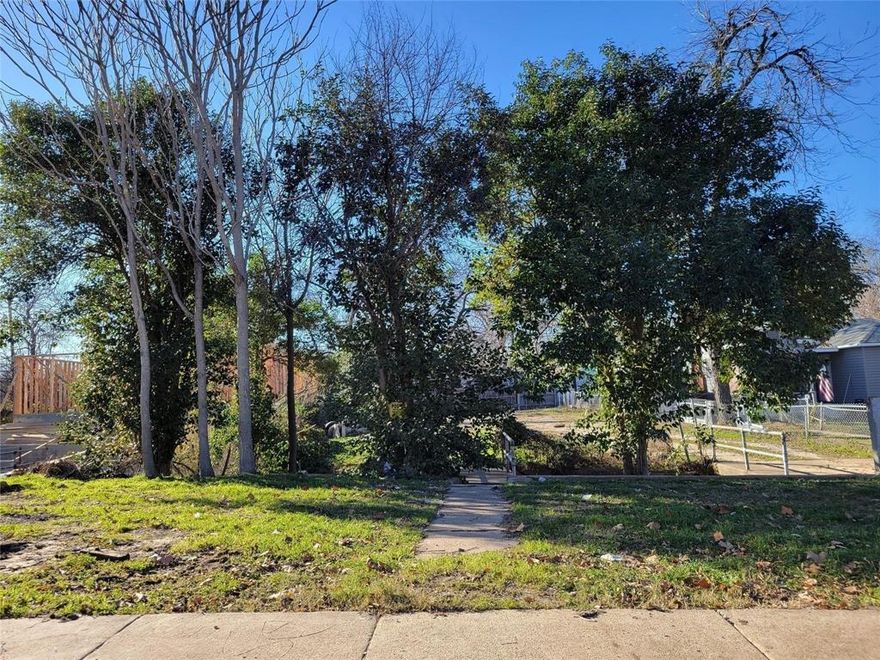 Fantastic opportunity to build your dream home on this vacant lot located at 1009 S. Waverly in an established and rapidly growing area of Dallas. Ideally situated just minutes from the vibrant Bishop Arts District, the recently opened Halperin Park and approximately 12 minutes from Downtown Dallas, this property offers the perfect combination of convenience and lifestyle. Surrounded by beautiful established homes and conveniently located near shopping, dining, entertainment, and major roadways, this lot provides an excellent setting to bring your vision to life. Whether you are looking to build your forever home or invest in one of Dallas’ thriving areas, this property presents endless potential. Lot is priced to Sell! Don't miss out and send your offer today!