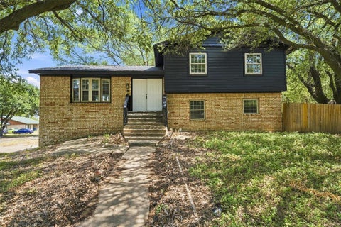 Photo of 1302 N Bailey Street, Mexia, TX 76667 (MLS # 21388141)