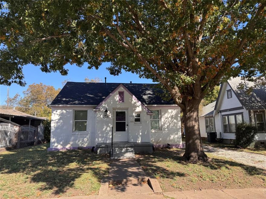 SUPER CUTE 2 BED, 2 BATH HOME IN N. OAK CLIFF JUST MINUTES FROM BISHOP ARTS DISTRICT AND STEVENS PARK GOLF COURSE. WONDERFUL NEIGHBORHOOD JUST MINUTES FROM DOWNTOWN DALLAS. GREAT LOCATION. BEAUTIFUL HARDWOODS, UPDATED BATHS. GREAT KITCHEN WITH EAT-IN NOOK AND BONUS UTILITY AREA THAT CAN BE UTILIZED FOR HOME OFFICE. SPACIOUS BACKYARD WITH PATIO DECK AND STORAGE SHED. ONE YEAR LEASE. MUST SEE!!!