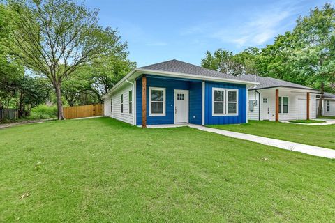 Photo of 1103 S Montgomery Street, Sherman, TX 75090 (MLS # 21256878)