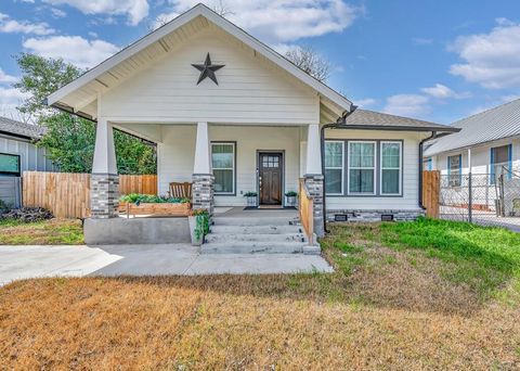 Photo of 1322 N 11th Street, Waco, TX 76707 (MLS # 21195185)