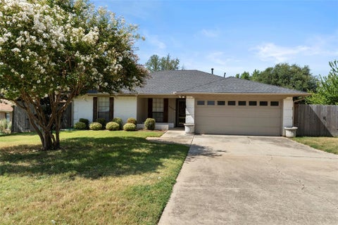 Photo of 3013 Panhandle DR, Grapevine, TX 76051 (MLS # 21353794)