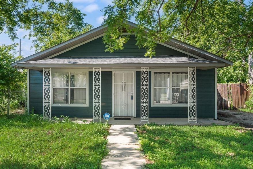 Home under $200,000 that’s NOT a teardown! Welcome to 921 E. Annie St. — a move-in ready 2-bedroom, 1-bath home packed with major updates, including a 2019 roof, 2021 HVAC & condenser, 2023 water heater, and 2024 siding.
Located just minutes from Downtown Fort Worth, the Near Southside, and the Medical District, this home gives you quick access to restaurants, shopping, entertainment, and major highways.
Affordable, updated, and in a fast-growing area — homes like this at $185,000 are getting harder to find. Don’t miss your chance to own a solid Fort Worth home with value and convenience!