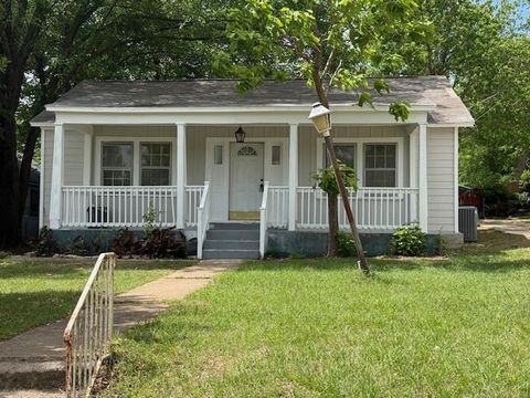 Photo of 1527 Outer Drive, Tyler, TX 75701 (MLS # 21245504)