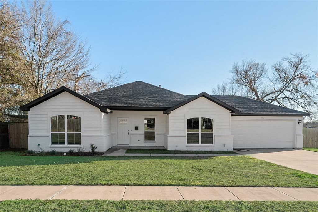 Photo of 1707 Pollard Street, Greenville, TX 75401 (MLS # 21169770)