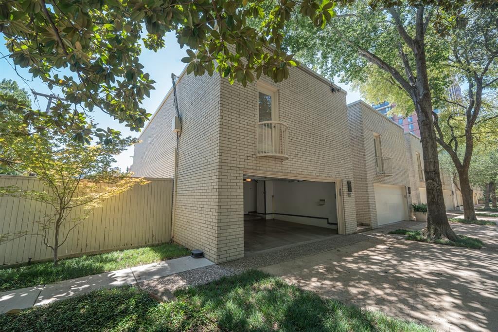 2818 Welborn Drive 9
