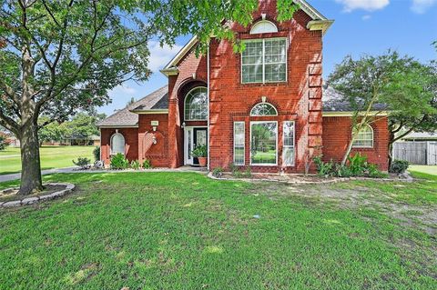Photo of 736 W Kiowa Drive, Lake Kiowa, TX 76240 (MLS # 21143854)