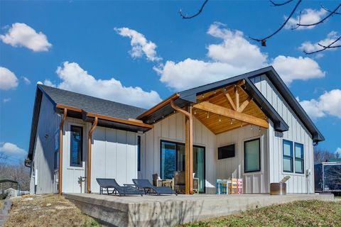 Photo of 104 Park Lane, Gainesville, TX 76240 (MLS # 21169430)