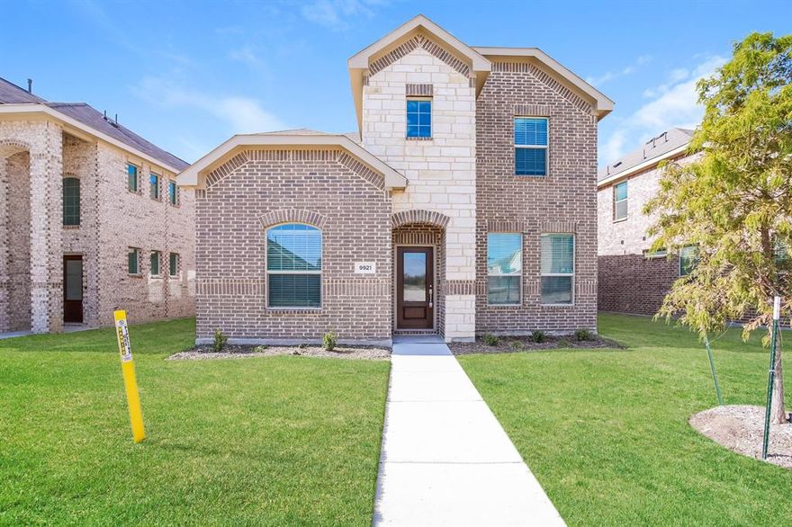 Beautiful home offers 3 bedroom and 3 bathroom with carpet and laminate type flooring. Home has 2 attached car garage. This home offers a spacious kitchen, updated bathrooms and is located in a beautiful location. The living room is stunning and has tons of natural lighting. The beautiful patio offers plenty of open space for enjoying gorgeous days outdoors.  The private fenced in backyard is perfect for pets or for enjoying gorgeous days outdoors. This home won't last long. Apply today!