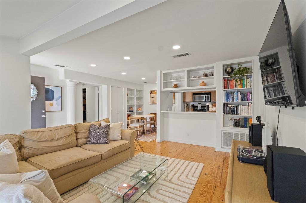 4231 Travis Street 33