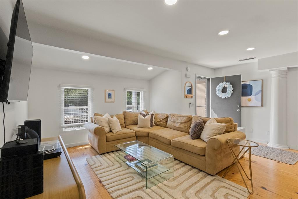 4231 Travis Street 33