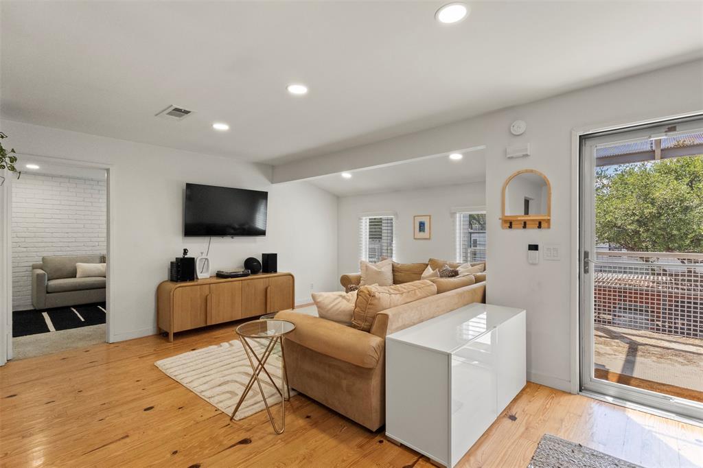 4231 Travis Street 33
