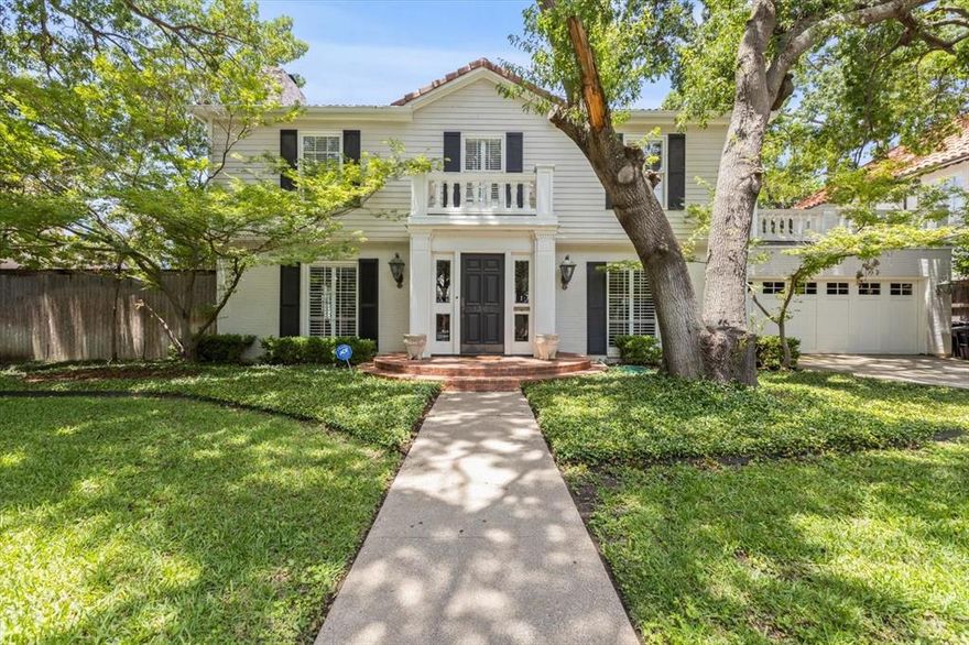 Indulge in the epitome of luxury living in this Rivercrest traditional featuring 4 bedrooms and 3.5bathrooms. Multiple, large living areas and a handsome dining room makes the home perfect for entertaining. The eat-in chef's kitchen includes stainless steel appliances and marble counters. The gracious, downstairs primary suite offers a walk-out to a private patio, his and her vanities, spa shower, and ample storage. Three bedrooms and two bathrooms complete the upstairs. A refreshing pool, grill, and wood-burning fireplace allow for outdoor diversion year round. Only steps away from the River Crest Golf Course, Winslow’s, and Curly’s.