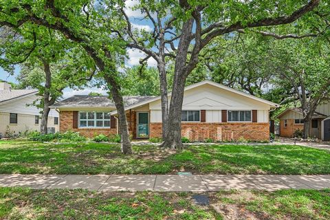 Photo of 724 Bedford Court W, Hurst, TX 76053 (MLS # 21293784)