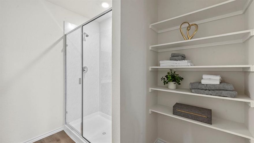 This 3 bed 2 bath plus study home offers a 1 story family room that really opens the plan. Home offers an open floor plan and a covered patio,
separate eating area and large ensuite.