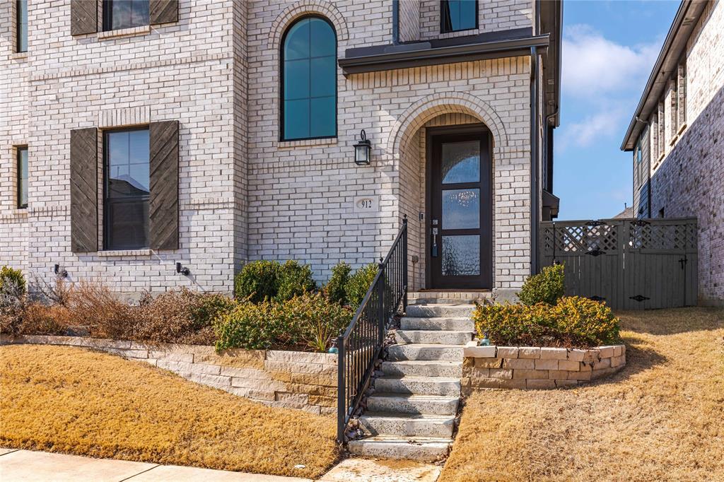 912 Pearl Place
