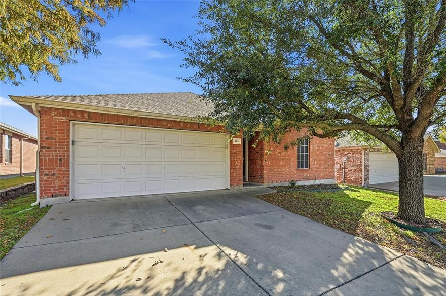 Great opportunity to live in master planned Grand Heritage. This open floor plan is designed with large bedrooms, great living area and kitchen with breakfast bar.  Modern color scheme, tons of natural light and a large back yard with extended patio. Community amenities include state of the art work facility, huge community pool, fitness center and splash park.