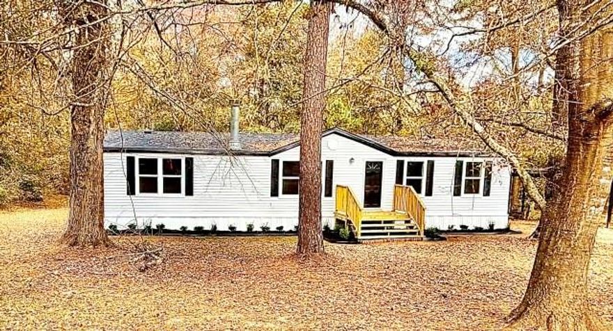 Full rehab complete! Including new roof! Great 3 bedroom 2 bath home ready for all buyers! This is a Fannie Mae Homepath
property.