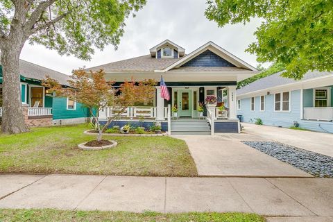 Photo of 1968 Alston Avenue, Fort Worth, TX 76110 (MLS # 21252181)