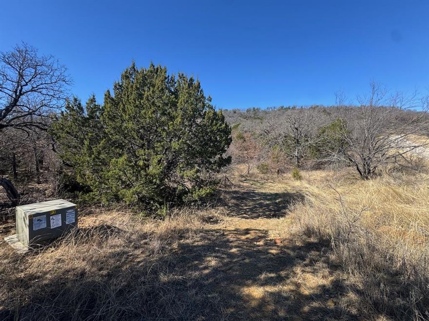 Located at the Gated 7R Ranch, this large mesa top lot has tons of wide-open spaces with room to sprawl out! Beautiful second-story views! Owners enjoy access to a robust list of facilities including 12,000 square foot Arthur L Ruff Center with workout equipment, aerobics loft, indoor lap pool, steam room, hot tub, game tables, movie theater, huge pool, sand volleyball, & horseshoes. The Cove on Lake McIntire includes a clubhouse on the shores of Lake McIntire with a pool, fishing pier, boats, & kitchen. The Eagles Nest is a trailhead connecting to the 260-acre Canyon Lake Nature Park with trails & fishing lakes.