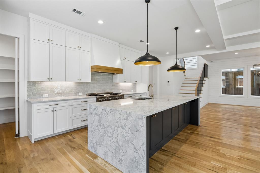 7323 Casa Loma Avenue