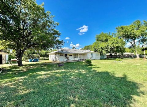 Photo of 514 W Roosevelt Avenue, Whitney, TX 76692 (MLS # 21283458)